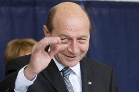 Traian Basescu vyhrál první kolo, čeká ho souboj v druhém.
